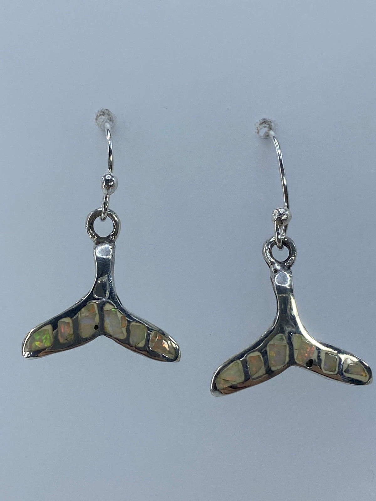 Par de aretes de plata 925 con ópalo de fuego multicolor, reflejos verdes y dorados en luz natural