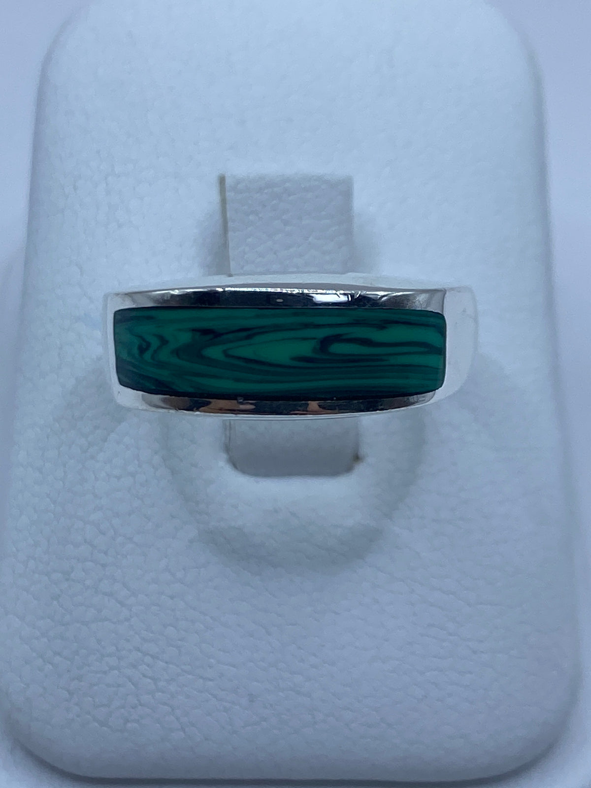 Anillo de plata 925 con malaquita verde engastada, vista frontal sobre soporte blanco