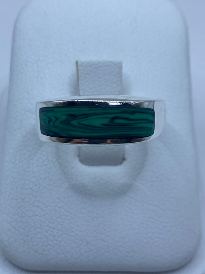Anillo de plata 925 con malaquita verde engastada, vista frontal sobre soporte blanco