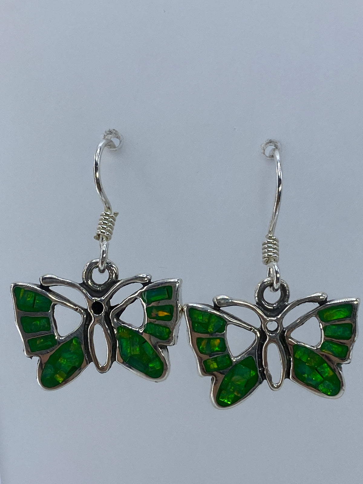 Par de aretes de mariposa en plata 950 con ópalo de fuego verde limón colgando del gancho