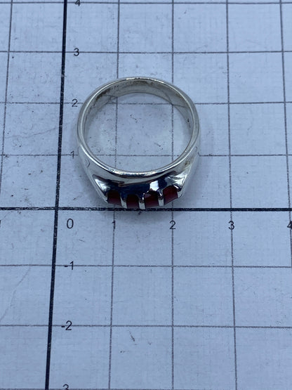 Anillo en escala métrica sobre superficie clara, mostrando el tamaño y el Quinto 925