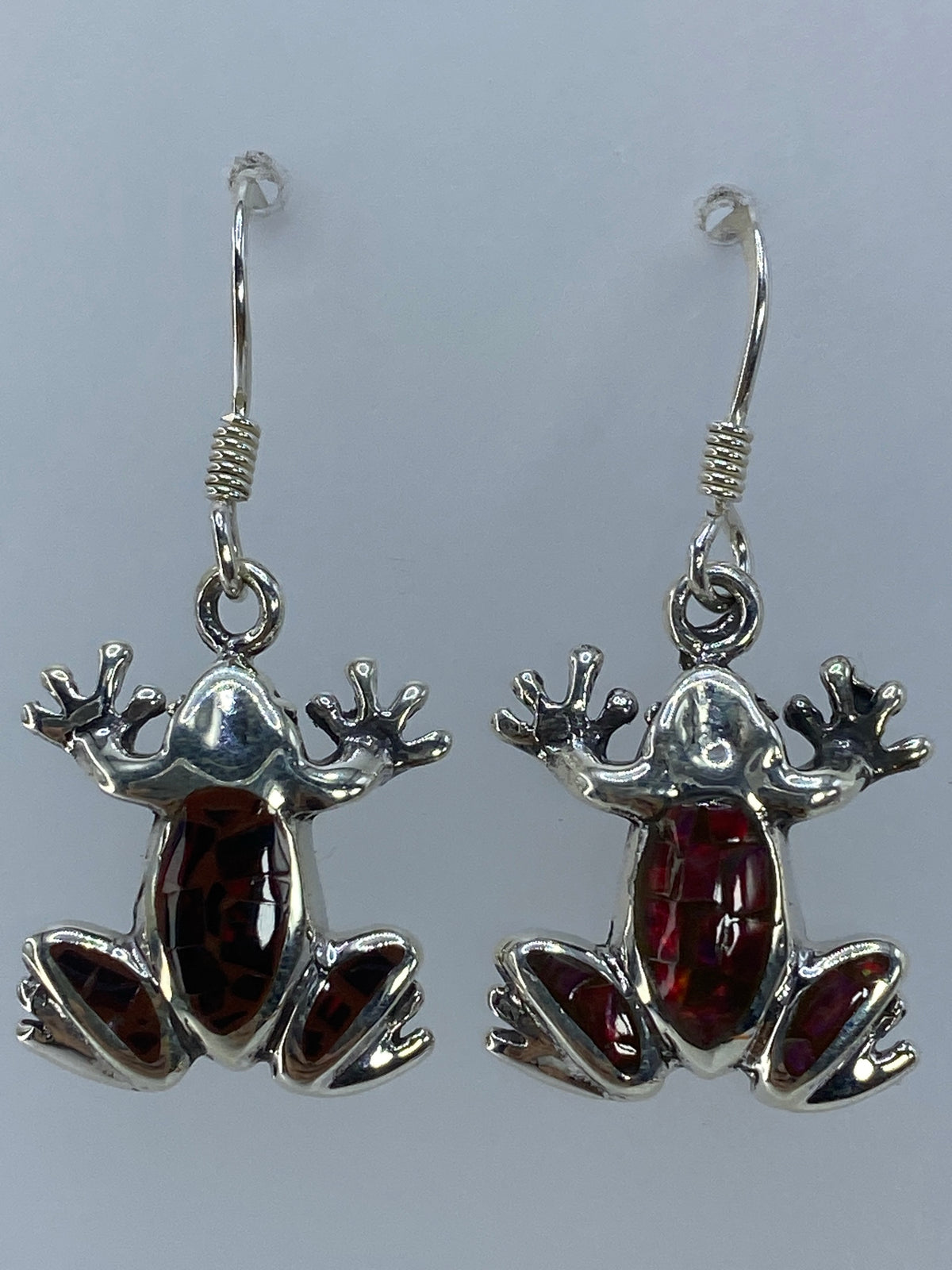 Par de aretes de plata 950 con forma de rana y ópalo de fuego multicolor