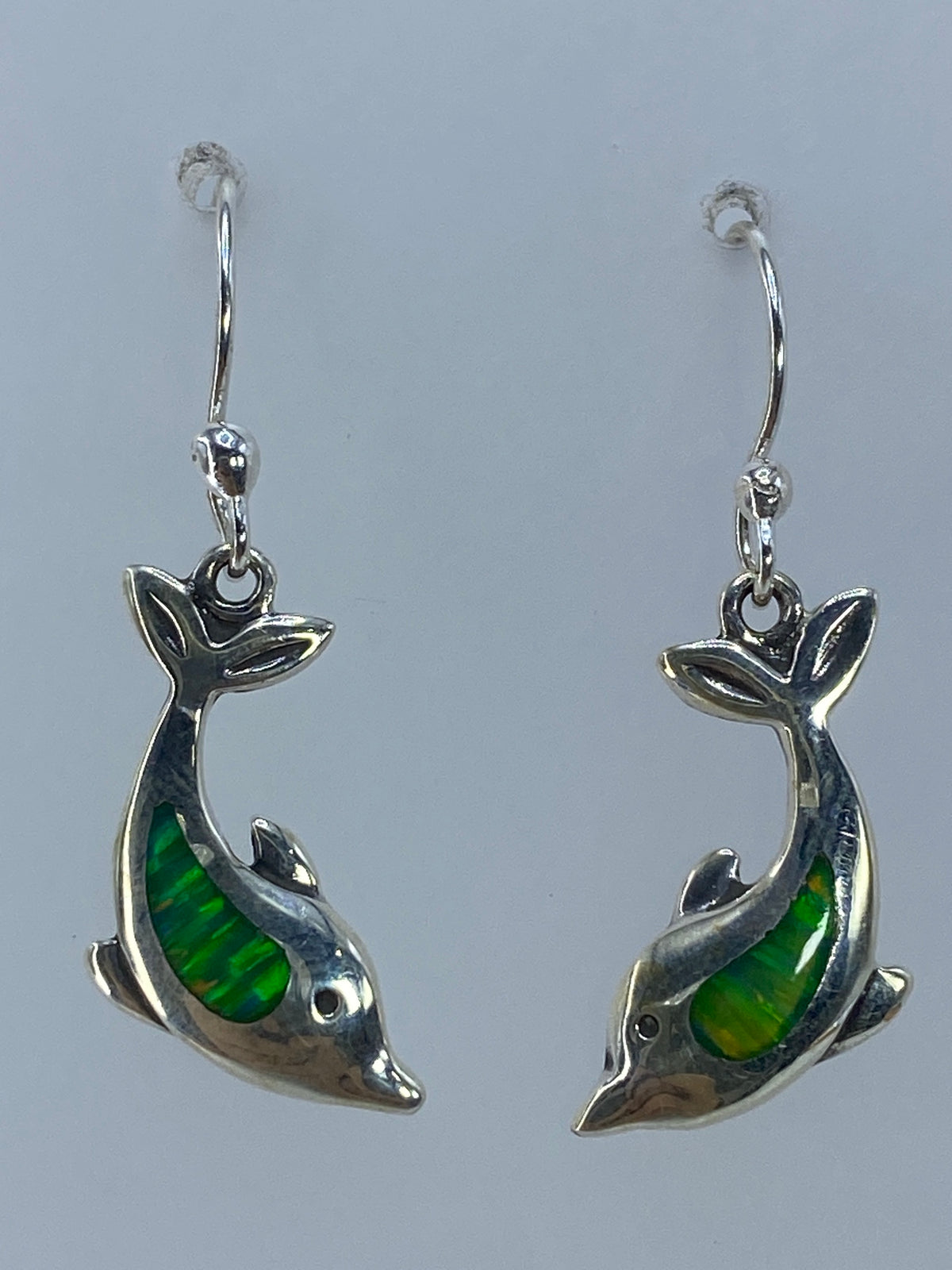 Par de aretes de plata con ópalo de fuego verde limón engastado