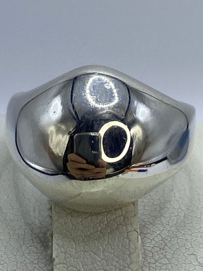 Anillo de plata 925 pulida, diseño minimalista, en la mano