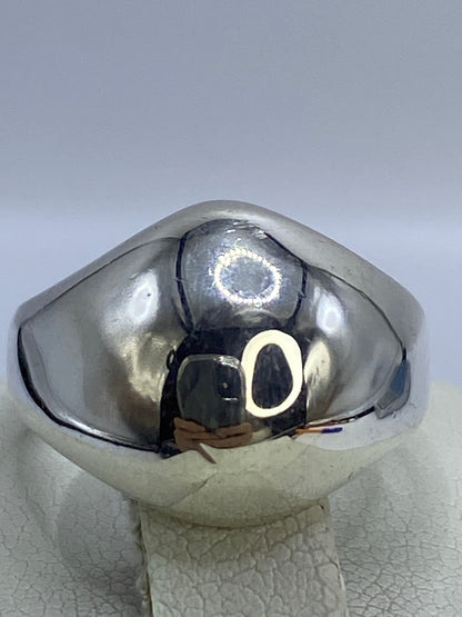 Detalle lateral del anillo mostrando el grosor y acabado espejo