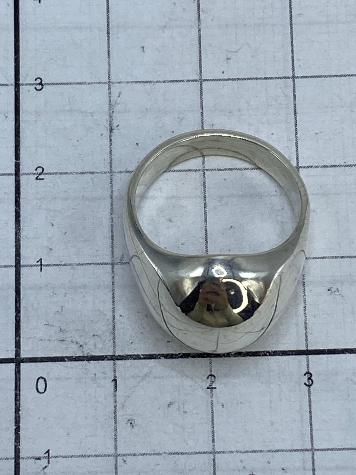 Anillo en la báscula mostrando 10.31 gramos de plata pura