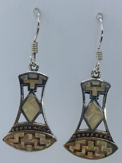 Aretes colgando mostrando el brillo multicolor del ópalo de fuego