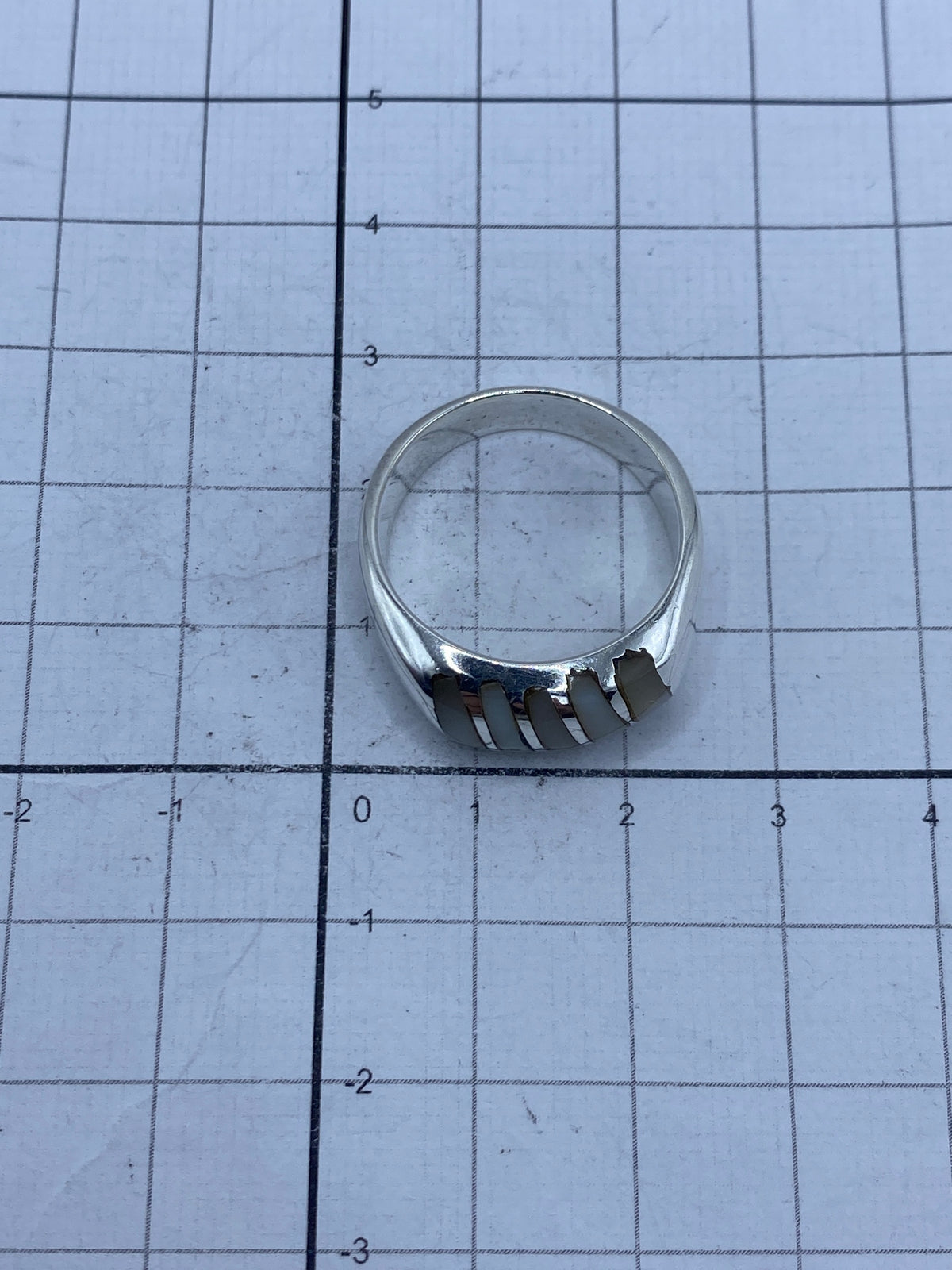 Anillo en mano masculina mostrando versatilidad y ajuste cómodo