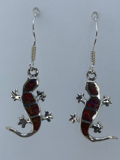 Par de aretes lagarto de plata 950 con ópalo de fuego multicolor, colgando de ganchos de plata
