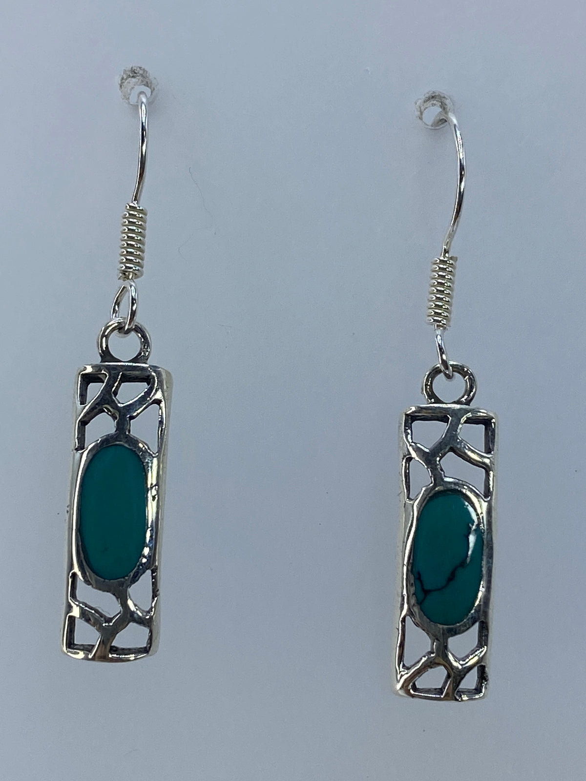 Par de aretes de plata con turquesa azul cielo engastada, diseño calado