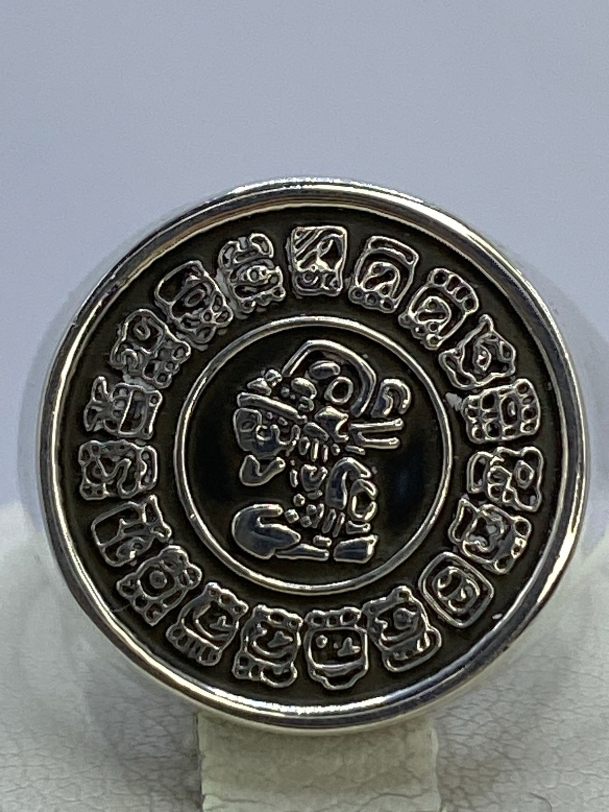 Anillo Calendario Maya repujado en plata 925 visto de frente mostrando glifos cosmológicos