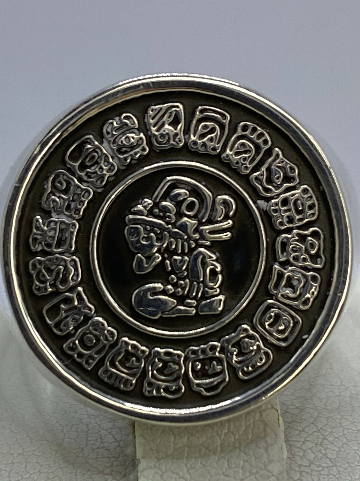 Anillo en la mano mostrando peso sustancial de 16 gramos
