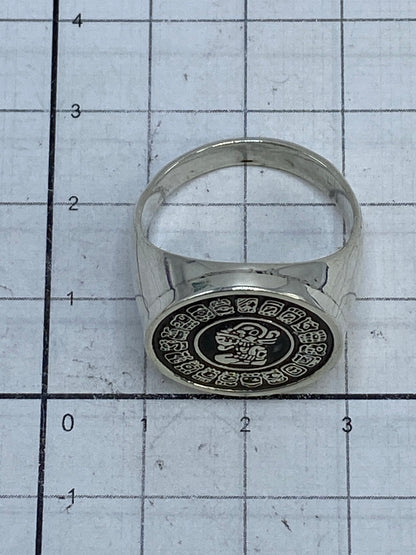 Anillo sobre fondo blanco con Quinto 925 visible en el interior
