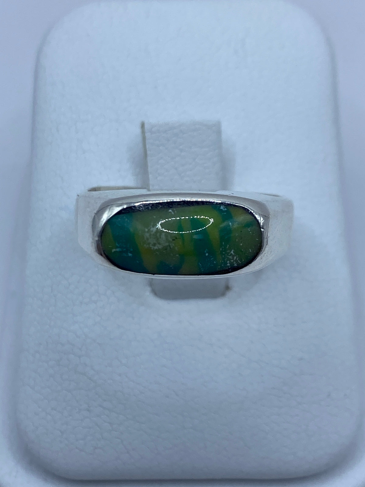 Anillo de plata con turquesa africana multicolor en tonos azul, verde y dorado