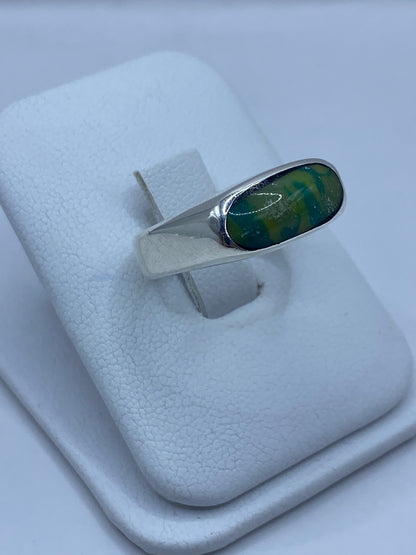 Vista lateral del anillo de plata 925 con piedra de turquesa africana engastada