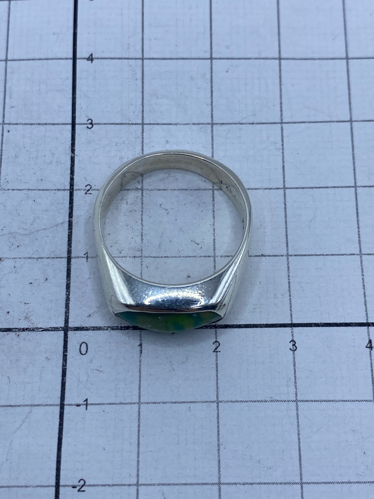 Detalle del engaste a mano y el Quinto 925 grabado en la banda de plata
