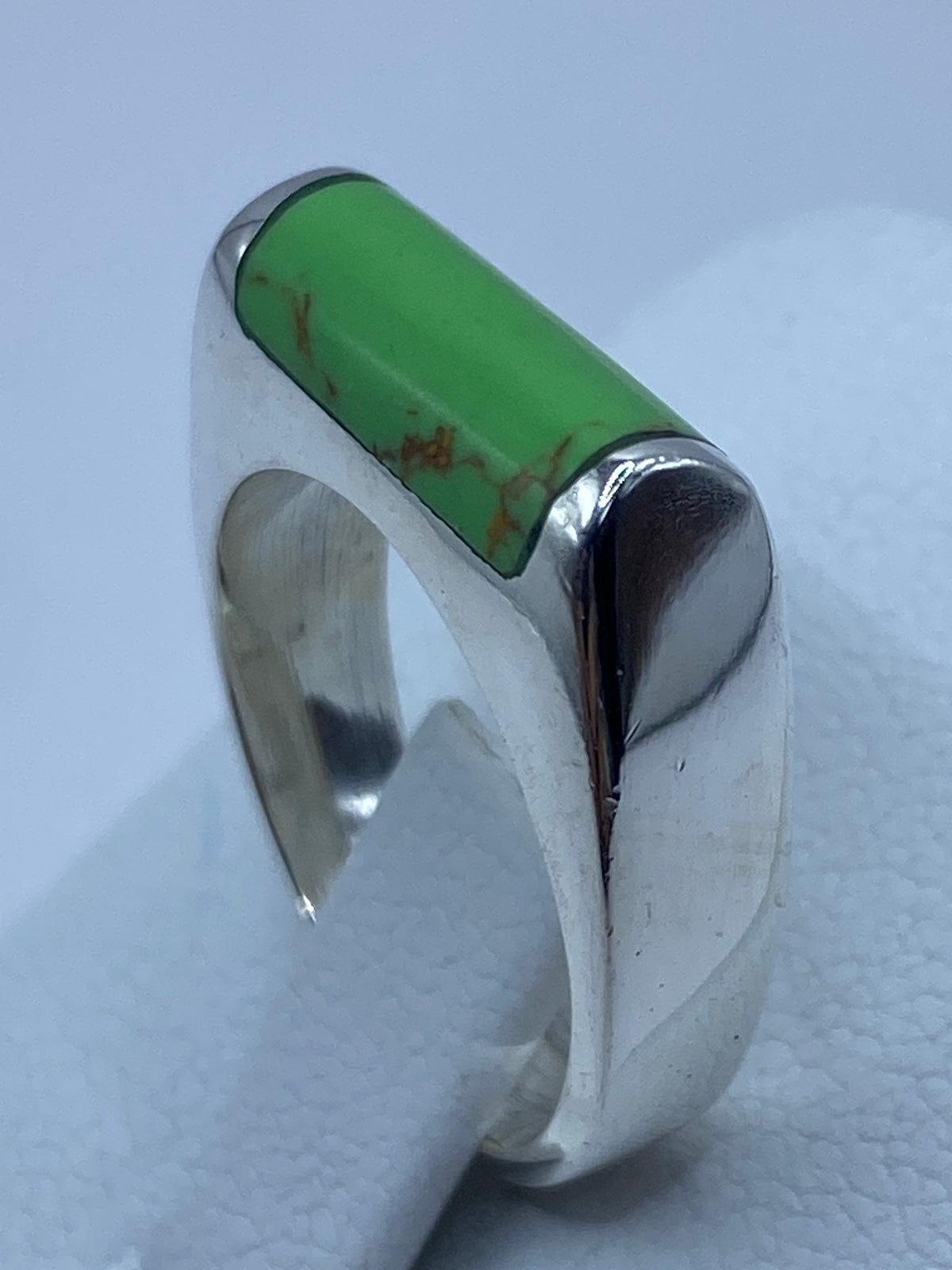 Detalle del engaste de piedra verde en plata, vista lateral