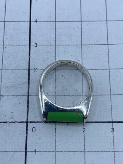 Anillo sobre fondo blanco mostrando el Quinto 925