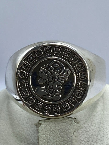 Anillo en talla 11 de plata repujada con contraste de oxidación