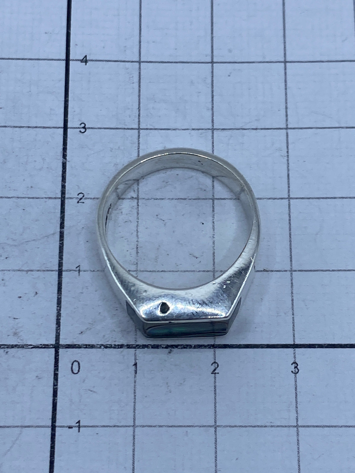 Anillo en talla 8 con el Quinto 925 visible en la banda