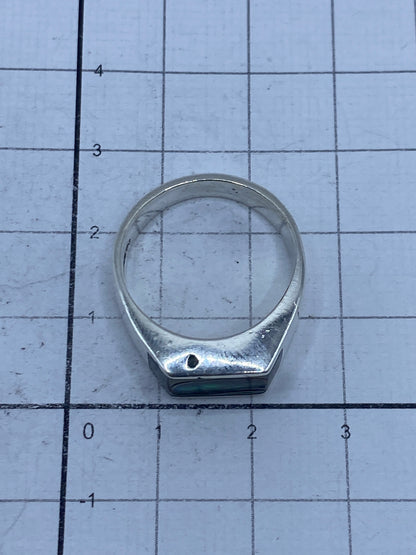Anillo en talla 8 con el Quinto 925 visible en la banda