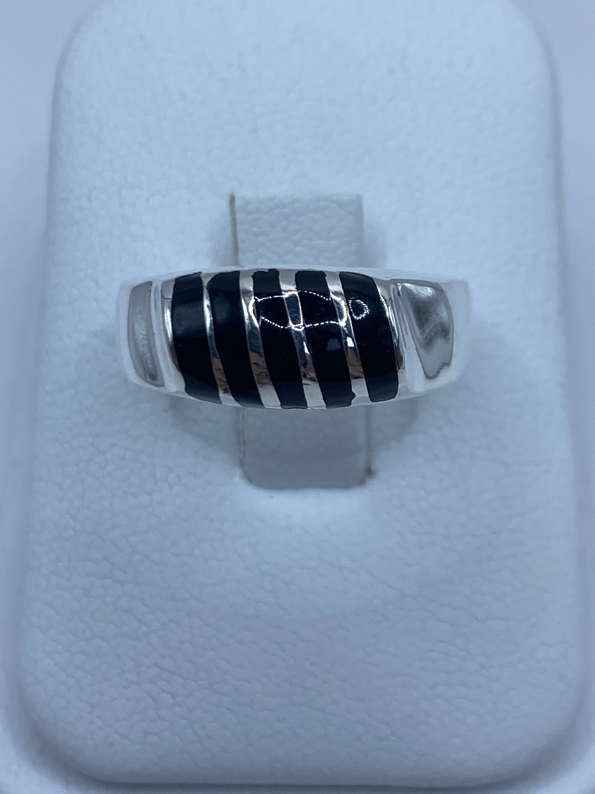 Anillo de plata 925 con franjas de ónix negro engastado, vista frontal sobre fondo blanco