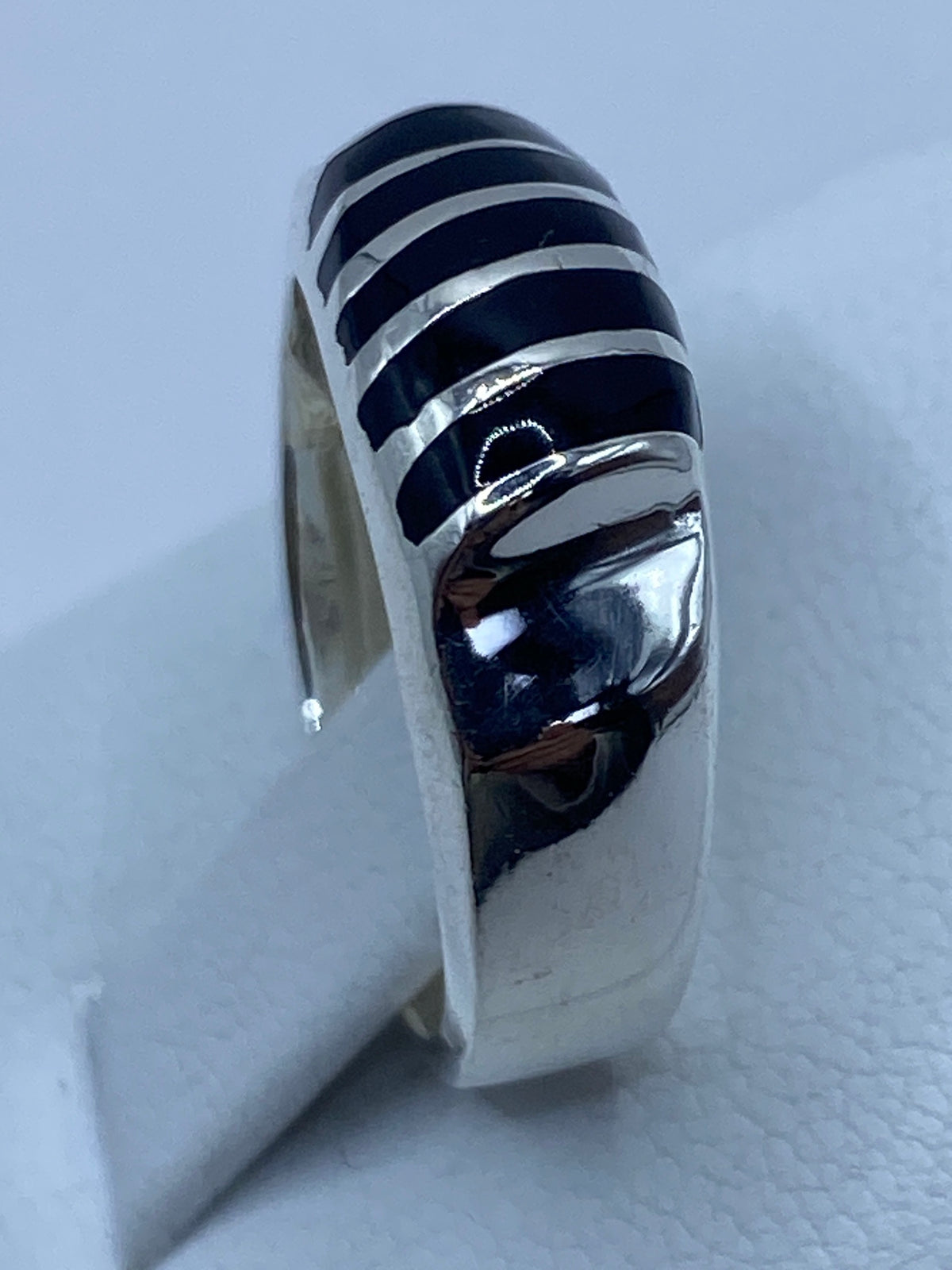 Anillo de ónix puesto en dedo, mostrando el efecto minimalista y versátil