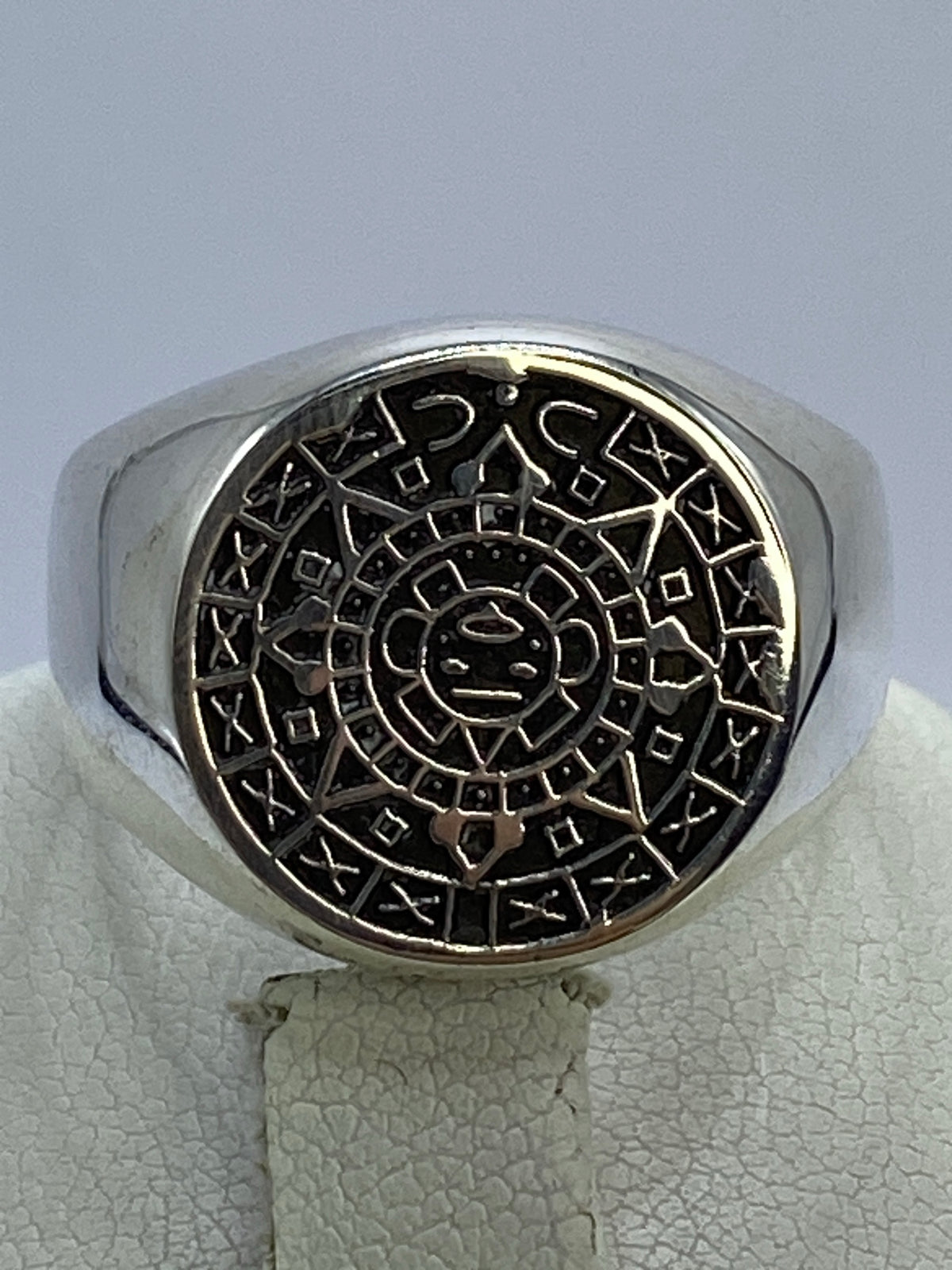 Anillo de plata 925 con Calendario Azteca en relieve repujado, visto desde arriba