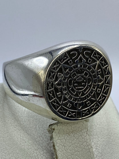Detalle del Calendario Azteca con sus círculos concéntricos en plata repujada