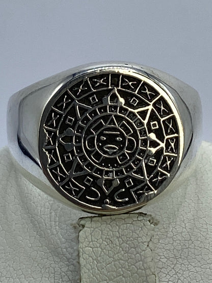 Anillo sobre mano mostrando la profundidad del relieve del motivo prehispánico