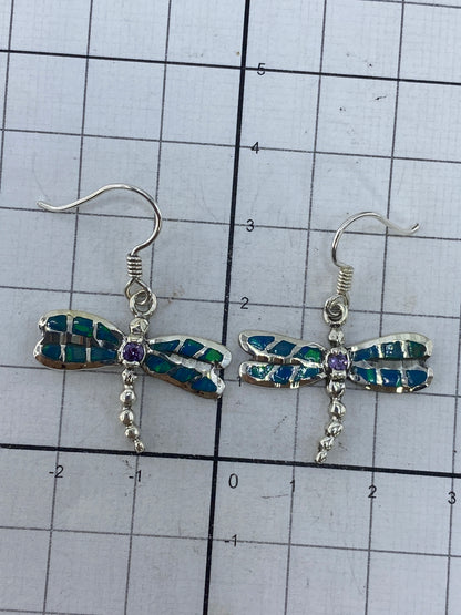 Aretes en forma de libélula con ganchos de plata, vista frontal