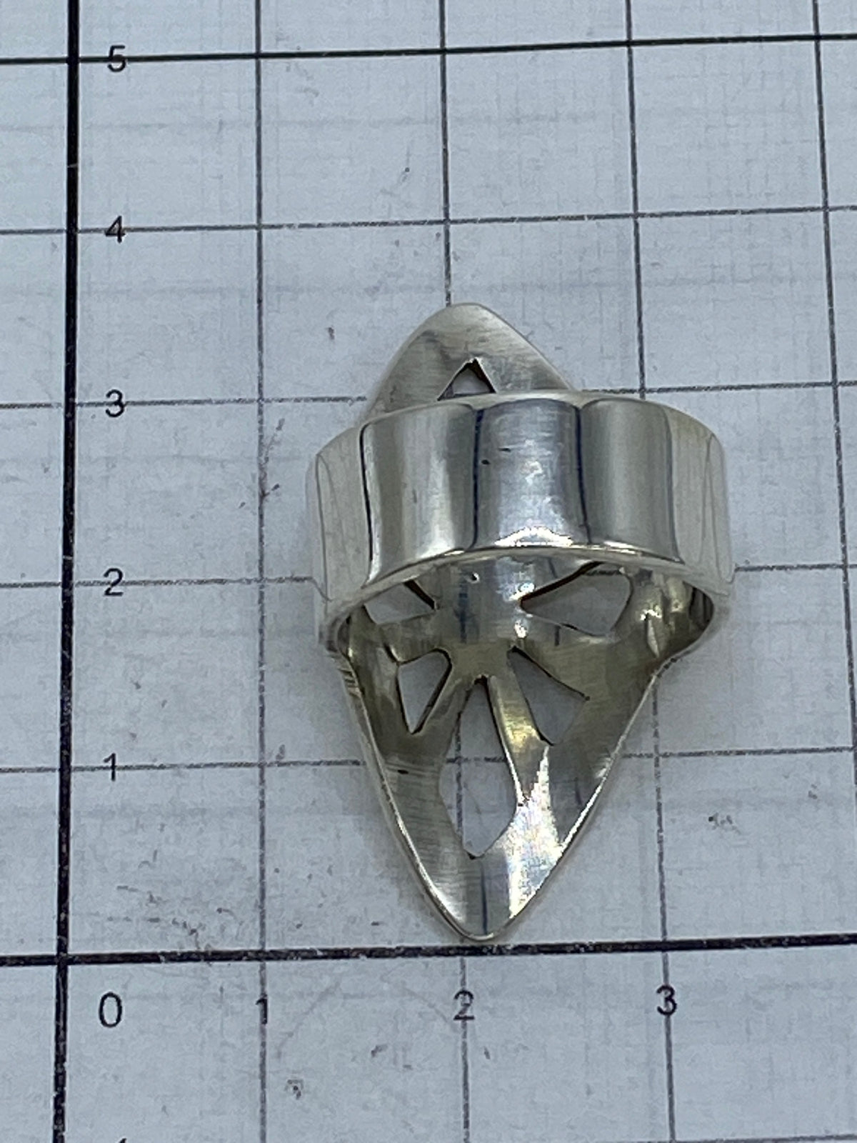 Anillo calado en la mano de una mujer bajo luz natural