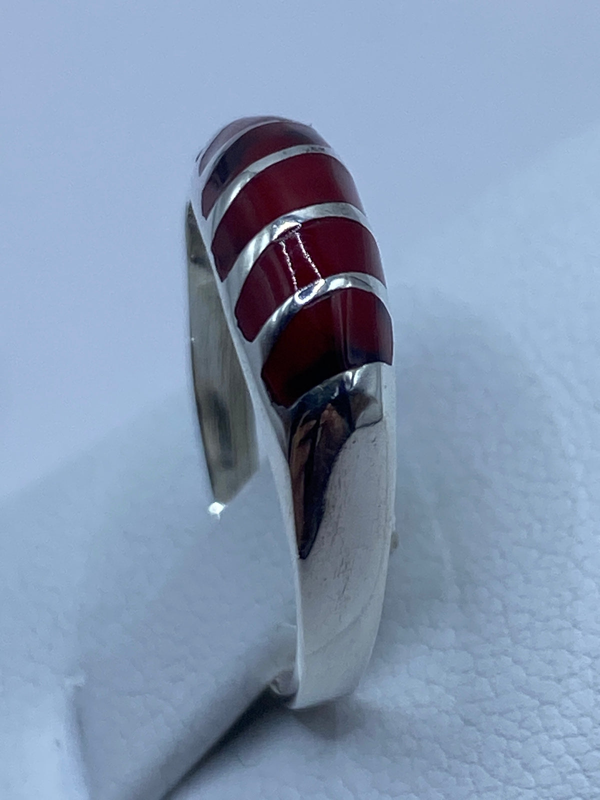 Anillo sobre escala de medición mostrando el peso de 2.2 gramos