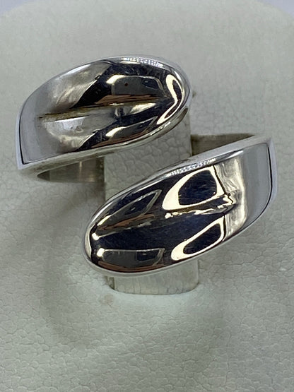Anillo de plata calado, diseño geométrico abierto, en talla 9
