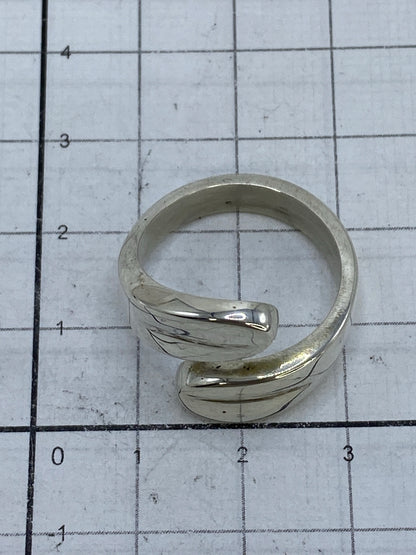 Anillo calado sobre fondo blanco mostrando el Quinto 925