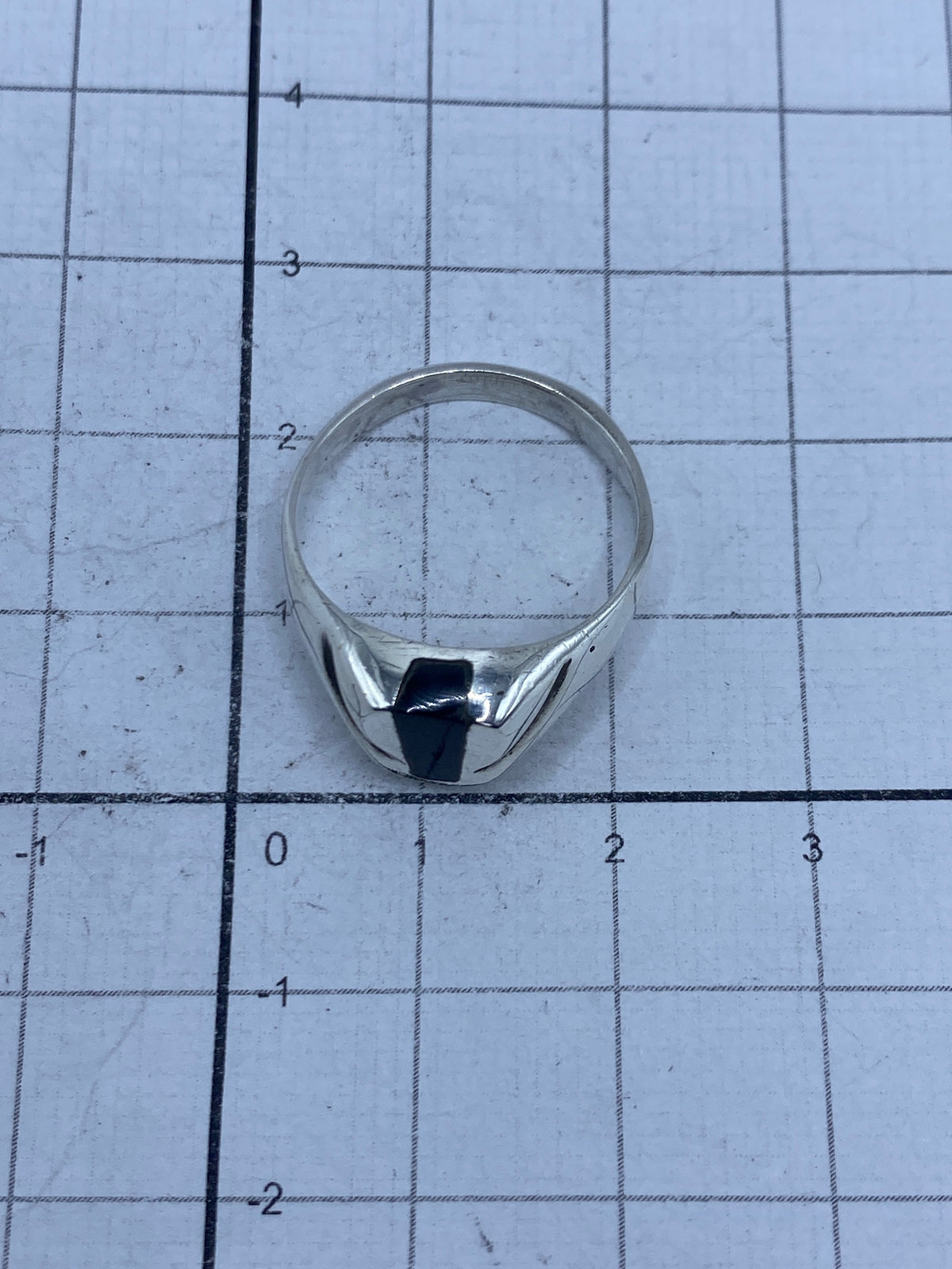 Anillo en mano mostrando el peso y la solidez de la pieza