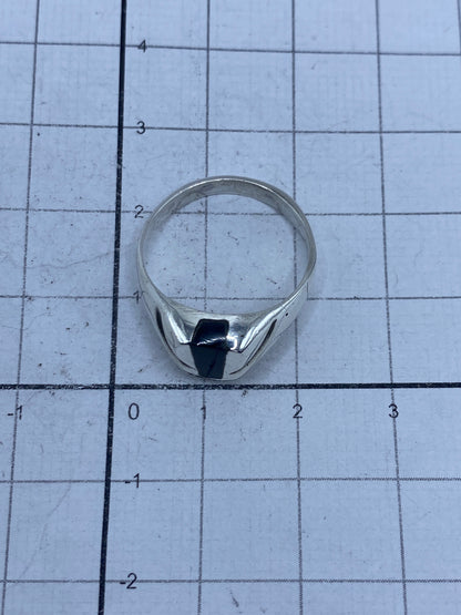 Anillo en mano mostrando el peso y la solidez de la pieza