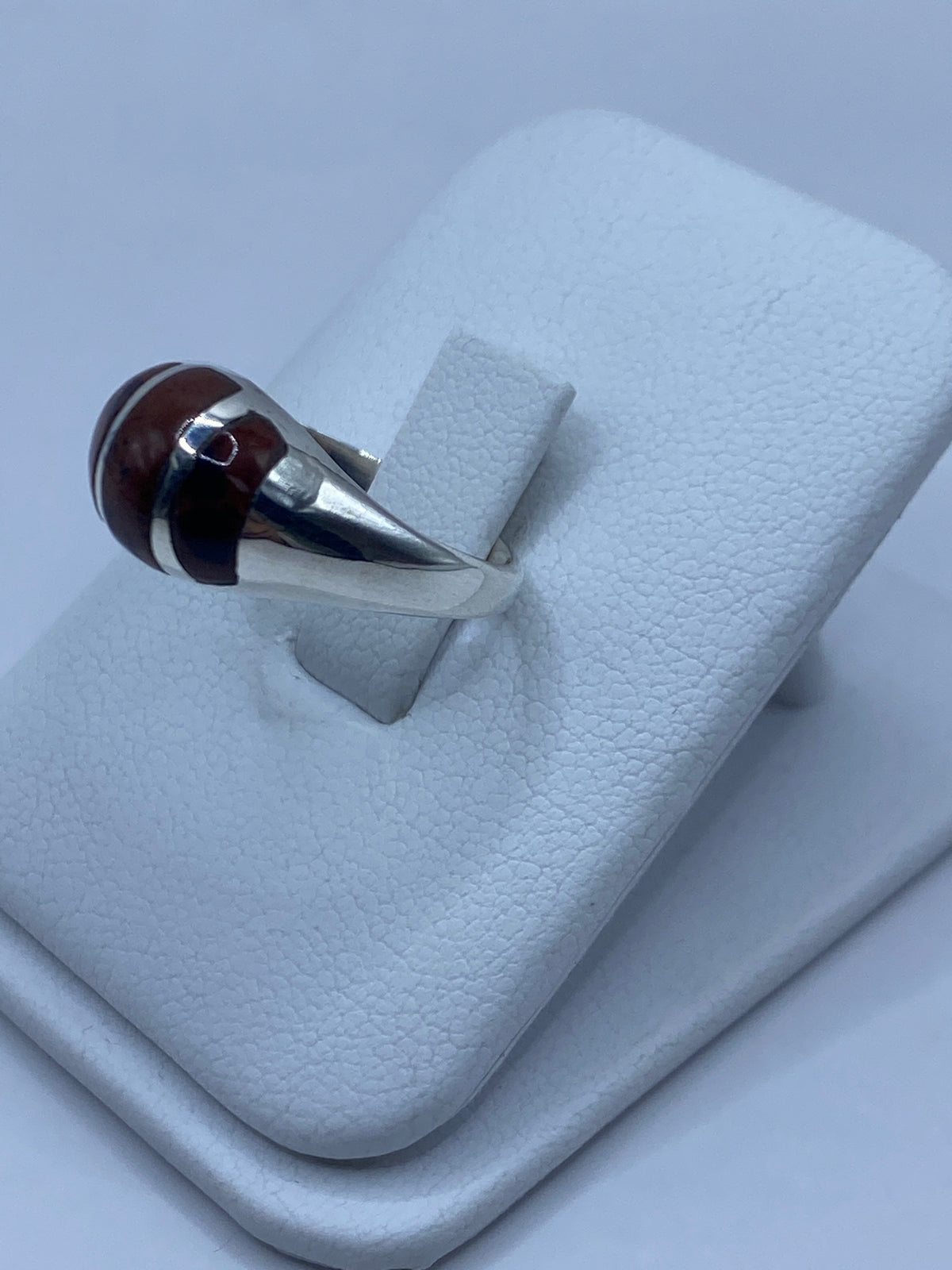 Vista frontal del anillo unisex con piedra de Ojo de Tigre