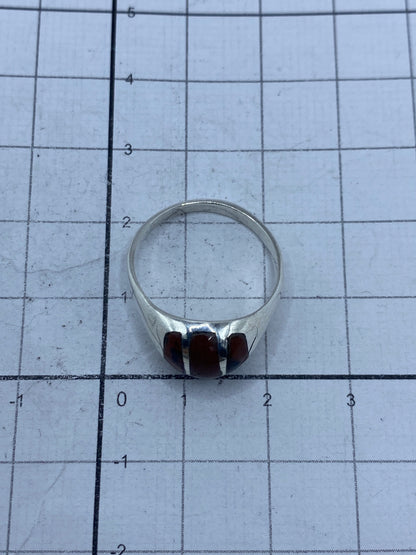 Anillo sobre banda de medición mostrando talla 7 y peso de 4.4 gramos