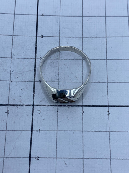 Anillo sobre fondo blanco mostrando el sello 925