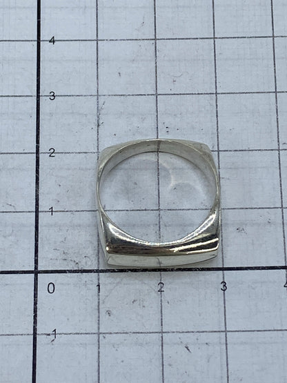 Anillo puesto en dedo masculino, mostrando el acabado pulido y el corte preciso