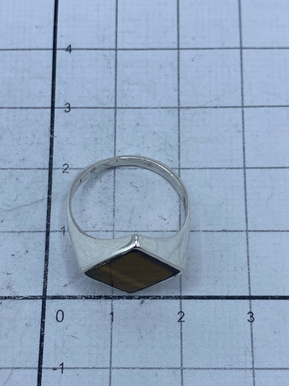 Anillo sobre paño blanco mostrando el Quinto 925 de autenticidad