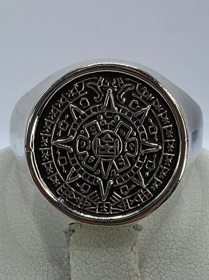 Anillo de plata 925 con el Calendario Azteca completo grabado, visto de frente