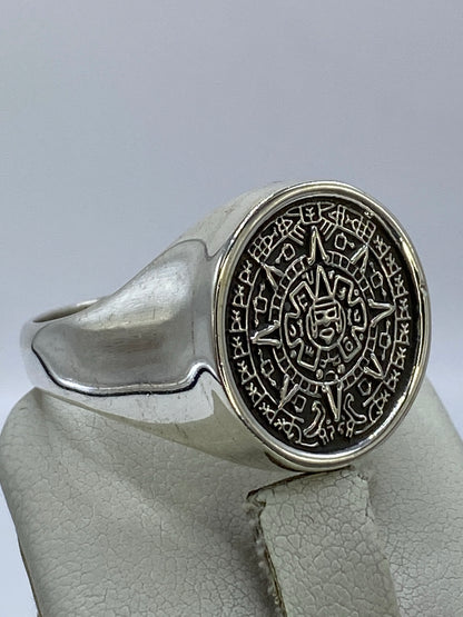 Anillo Calendario Azteca en la mano de un hombre, mostrando el peso y detalle