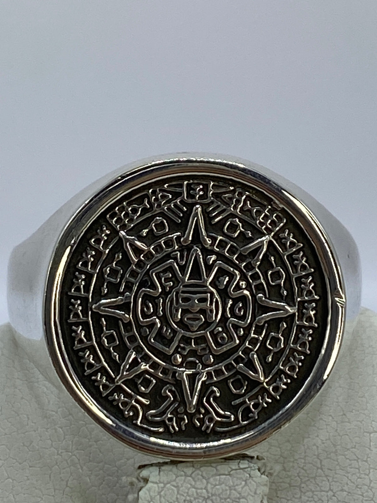 Vista lateral del anillo de plata fundida con el símbolo prehispánico