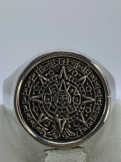 Vista lateral del anillo de plata fundida con el símbolo prehispánico