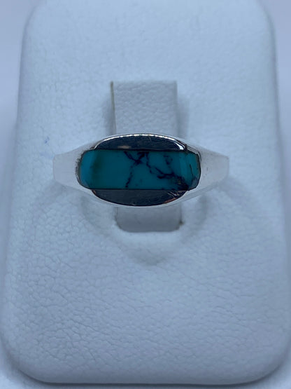 Anillo de plata con turquesa azul cielo engastada en la mano de una mujer