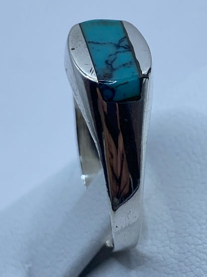 Vista lateral del anillo de turquesa azul cielo en plata de Taxco