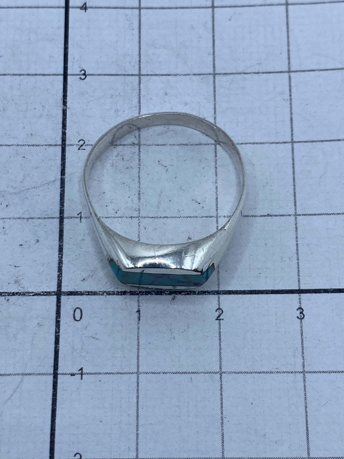 Anillo sobre fondo blanco mostrando el Quinto 925