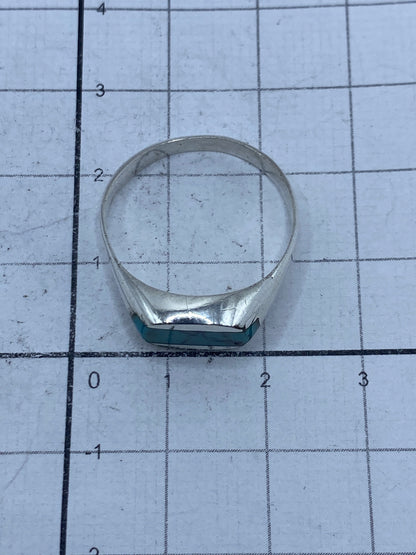 Anillo sobre fondo blanco mostrando el Quinto 925